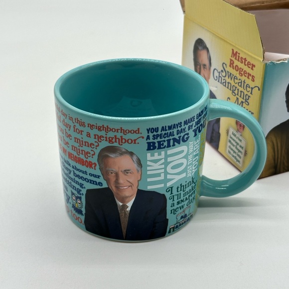 Classic 2014 Mister (Mr.) Rogers Neighborhood Sweater Heat Changing Mug NEW! - Picture 7 of 9